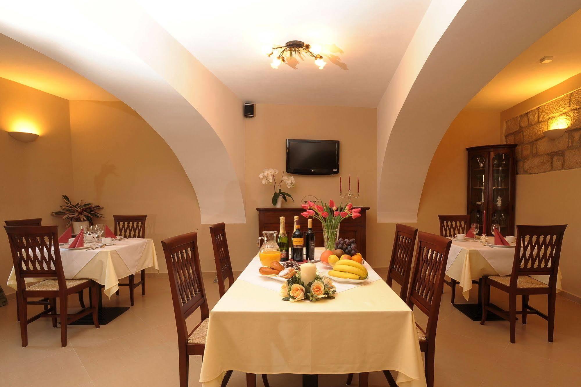 Apartman U Krale - 2 Jicin Bagian luar foto